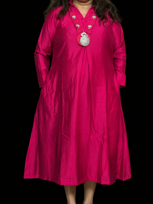 Cotton silk suit with fancy neck piece.