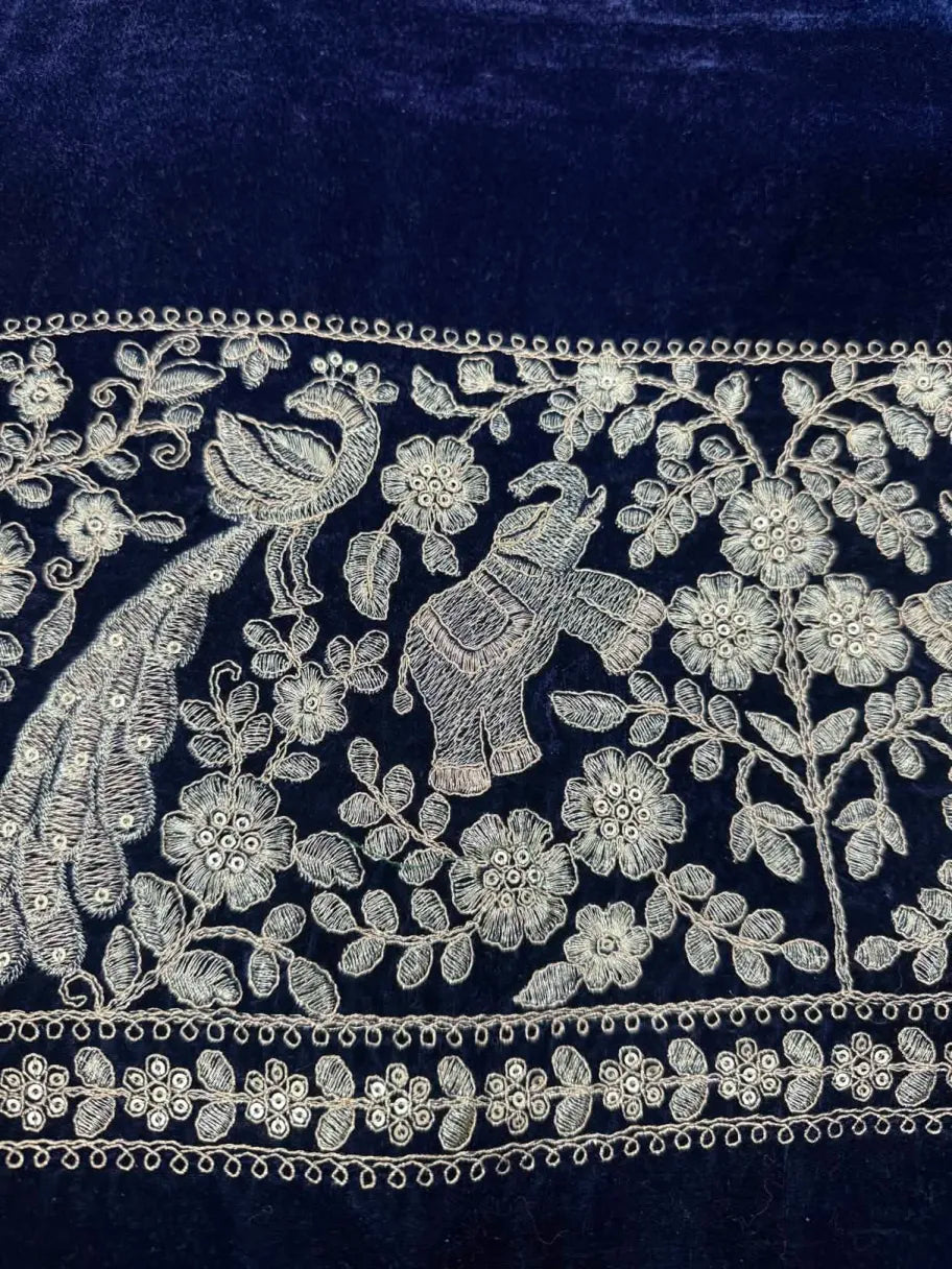 Velvet with golden embroidery (Border)