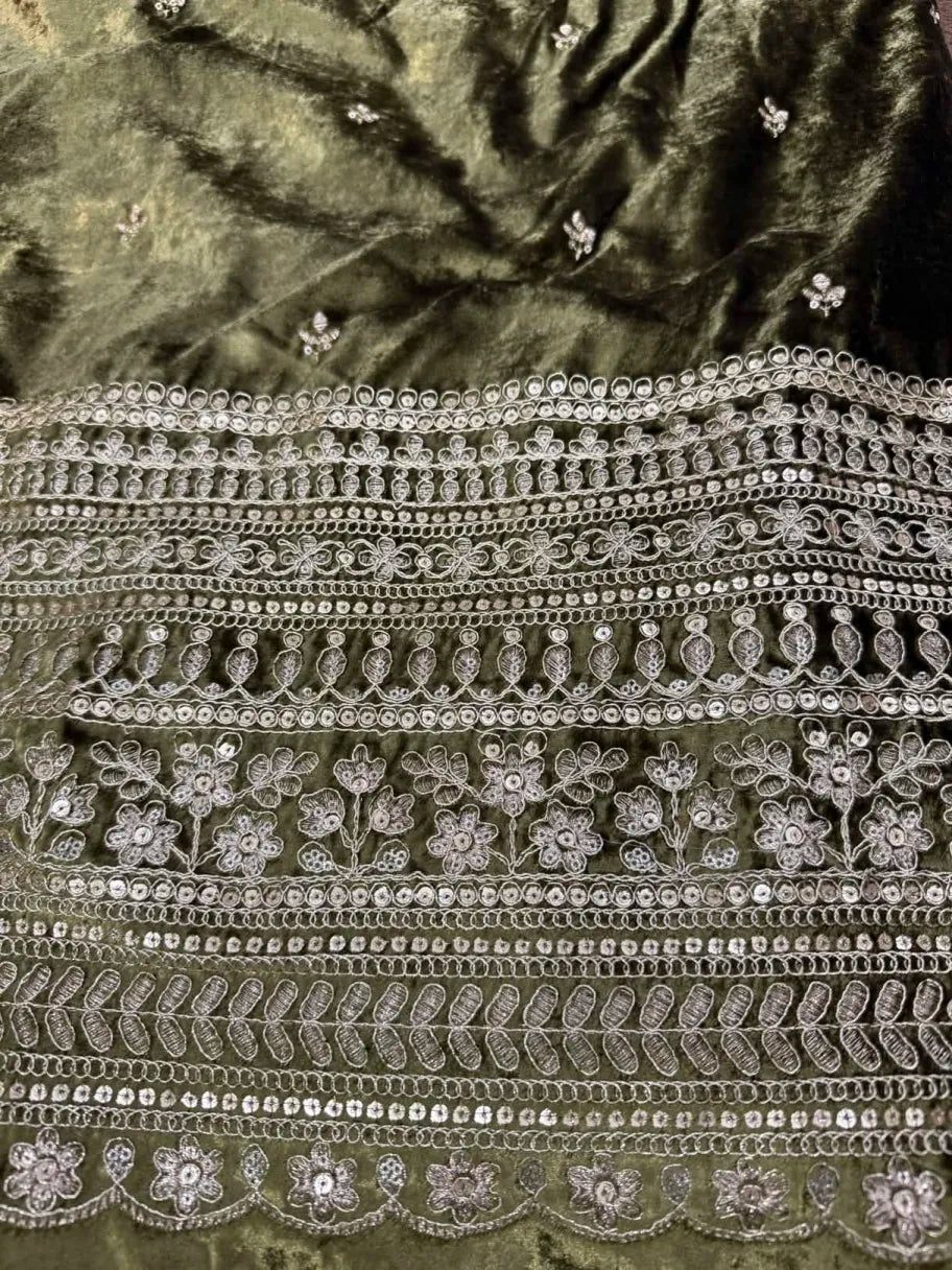 Velvet with golden embroidery (All-over)