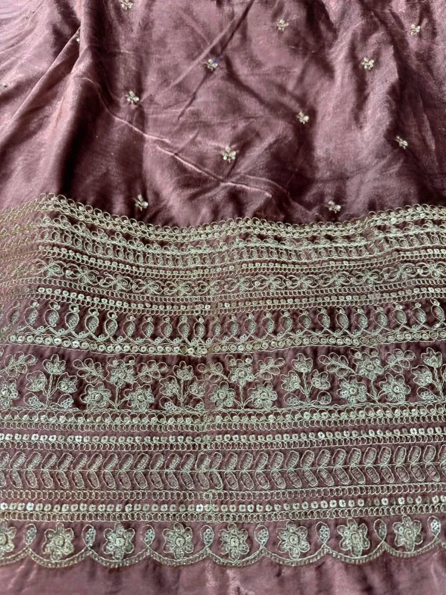 Velvet with golden embroidery (All-over)