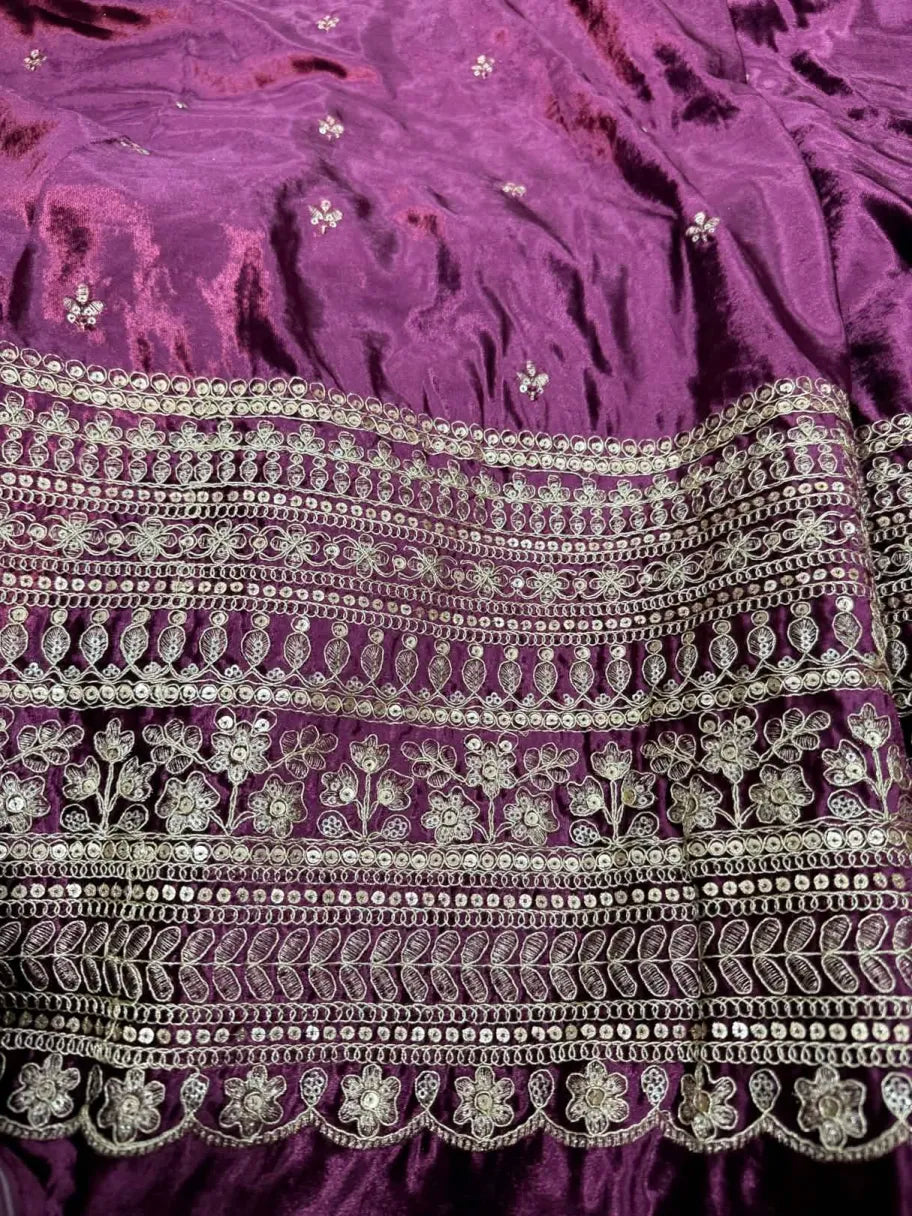 Velvet with golden embroidery (All-over)