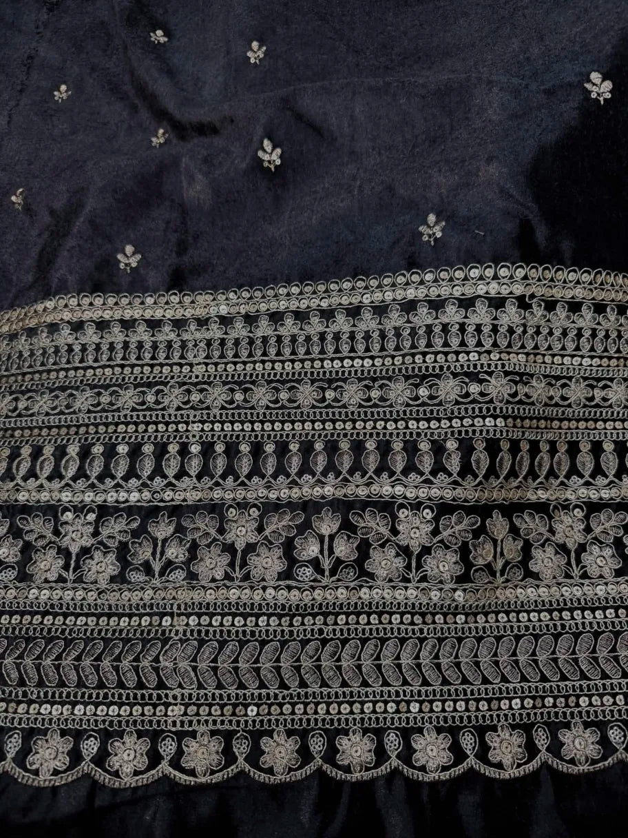 Velvet with golden embroidery (All-over)